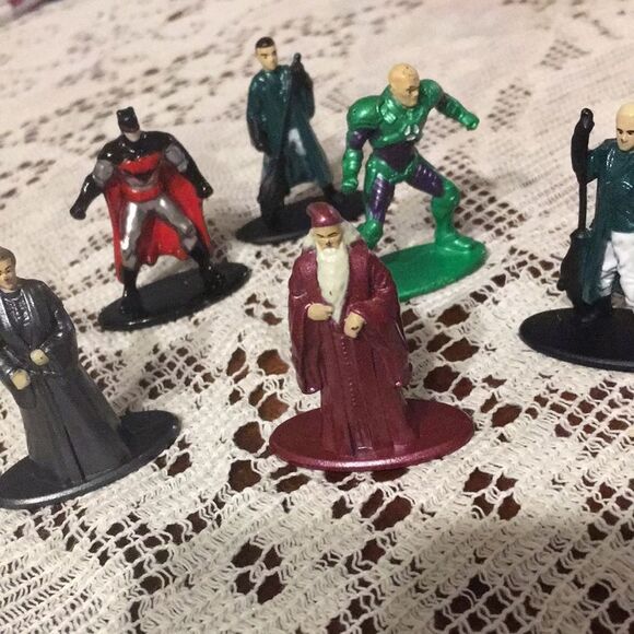Set of Superhero and Villain Figurines - Picture 3 of 5